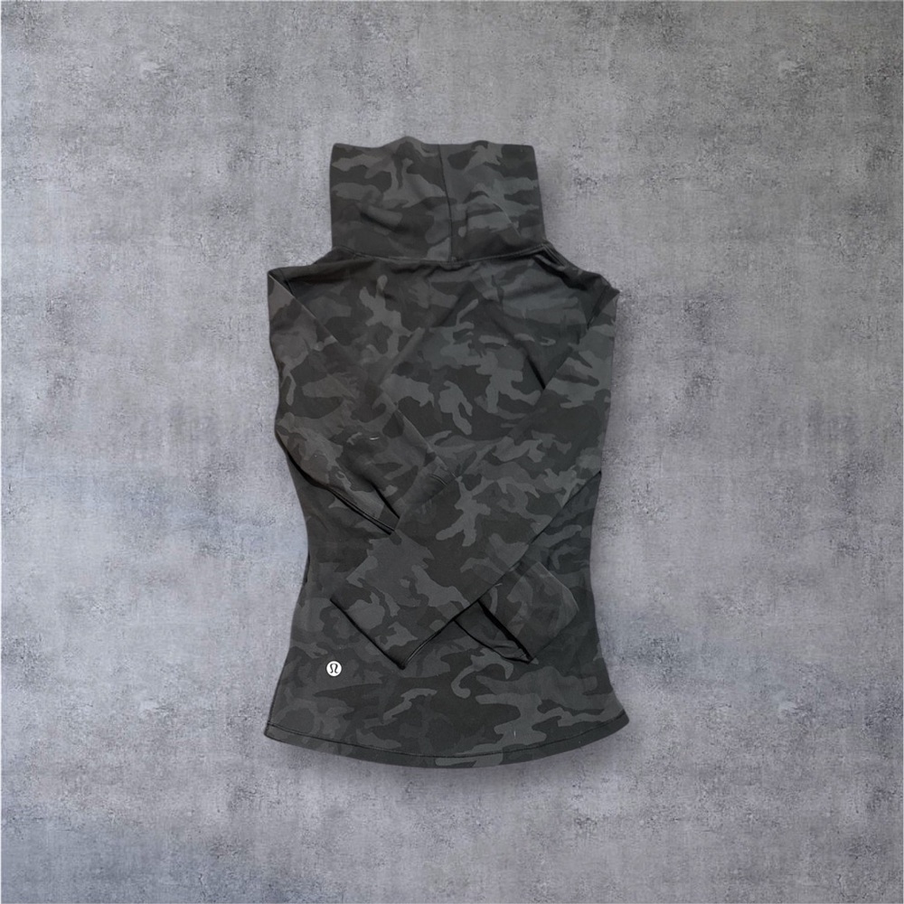Lululemon Camouflage Turtleneck Long Sleeve Top-with thumb holes - Picture 2 of 3